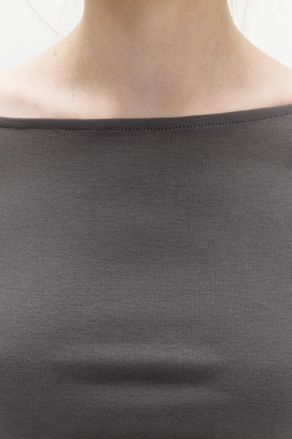 Лонгслив с вырезом-лодочкой и драпировками - цвет бежевый - 5