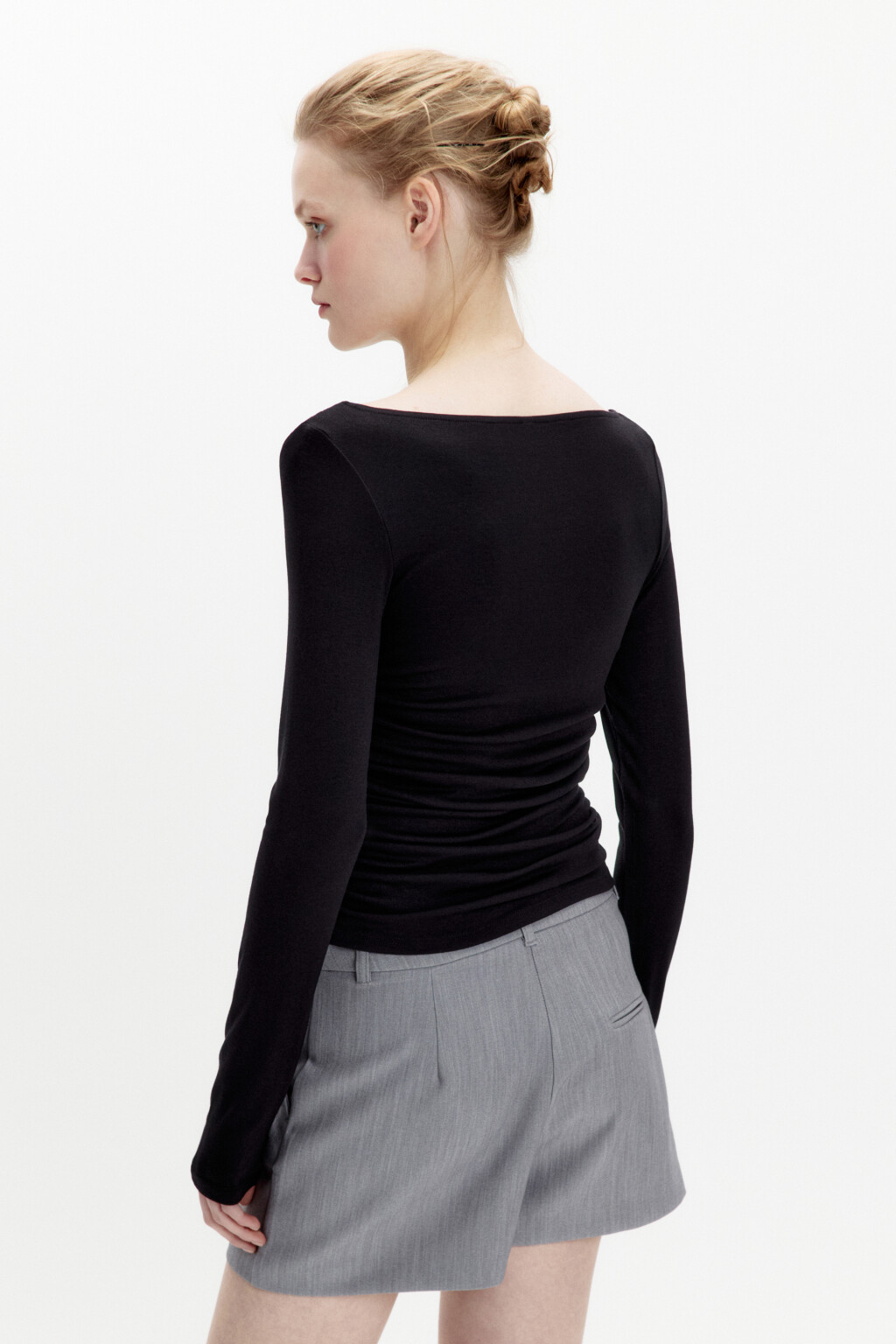 Лонгслив с вырезом-лодочкой и драпировками - цвет черный - 4