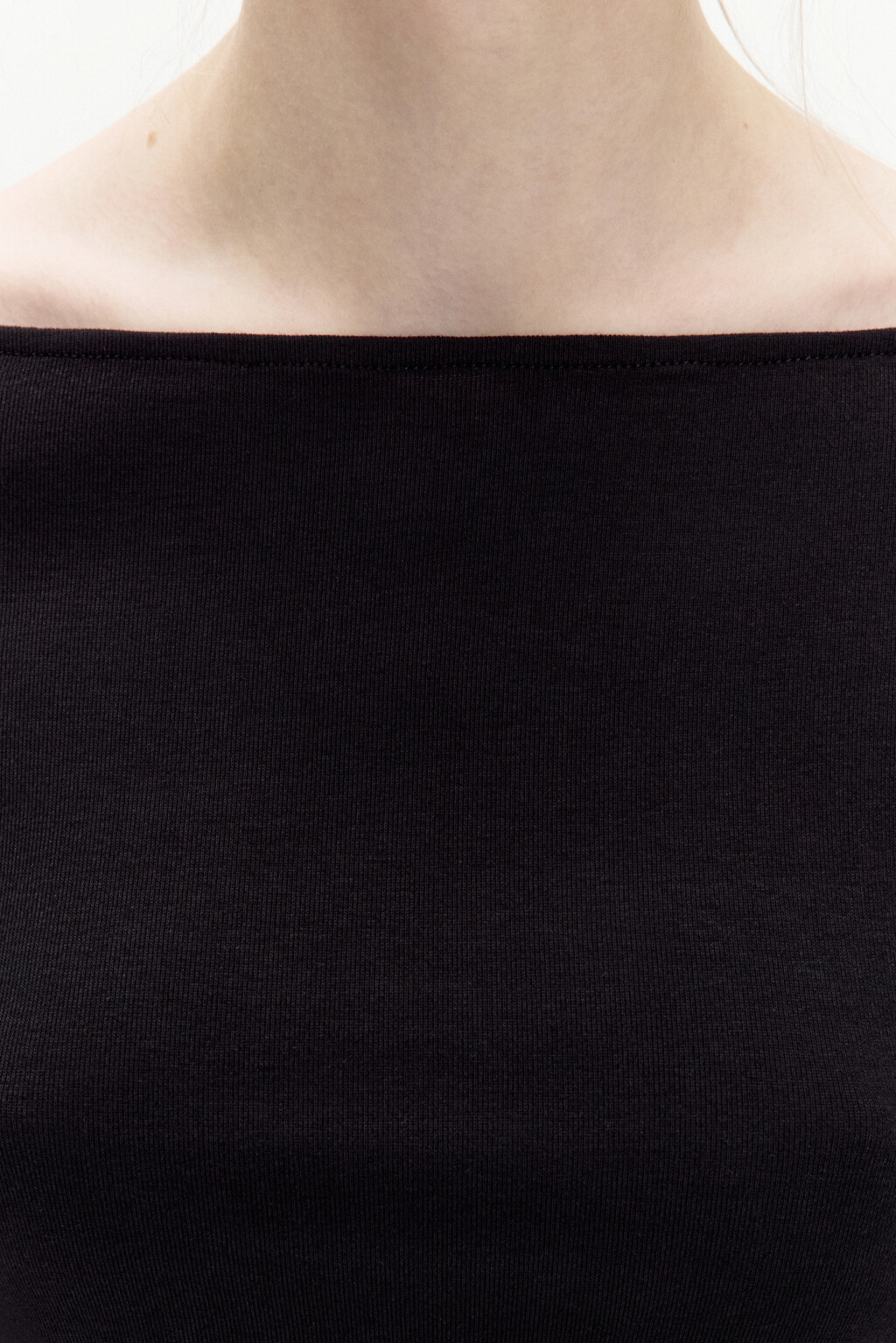 Лонгслив с вырезом-лодочкой и драпировками - цвет черный - 5