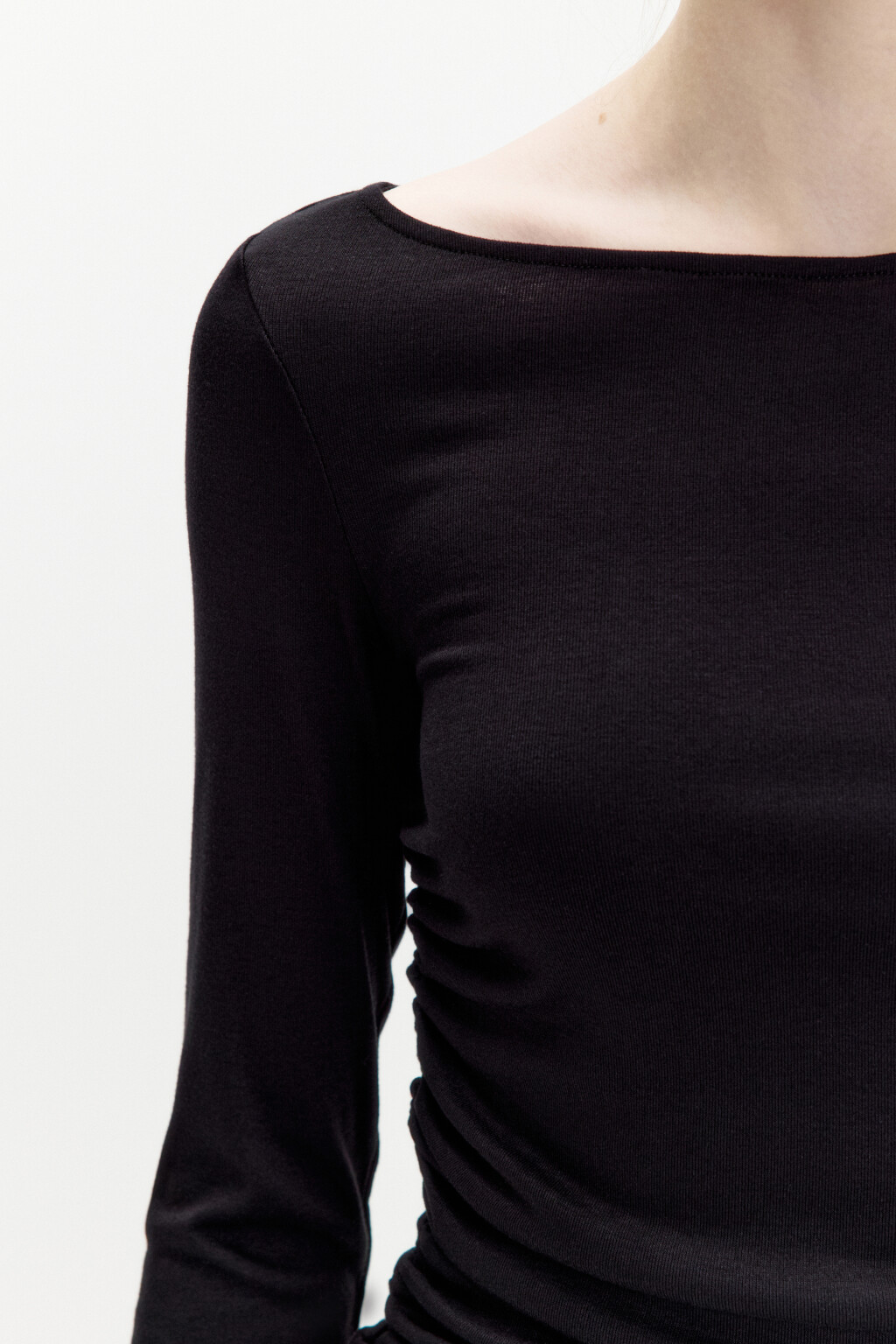Лонгслив с вырезом-лодочкой и драпировками - цвет черный - 6