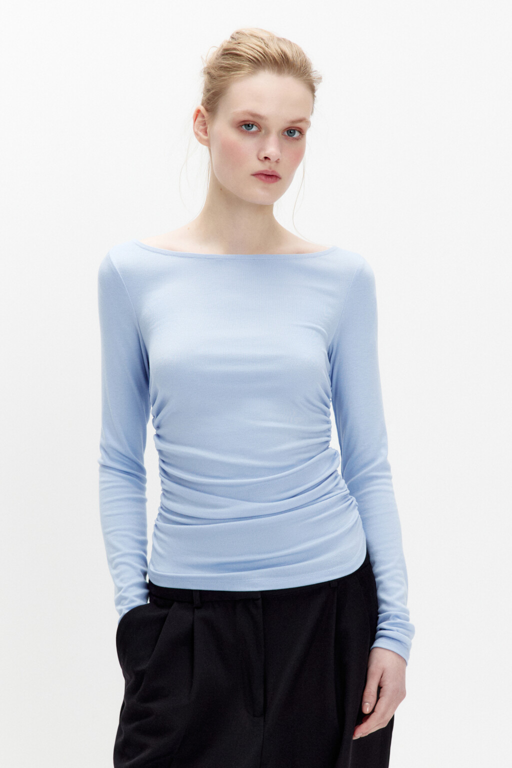 Лонгслив с вырезом-лодочкой и драпировками - цвет голубой - 2