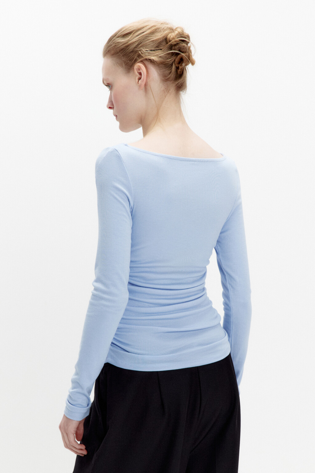 Лонгслив с вырезом-лодочкой и драпировками - цвет голубой - 3