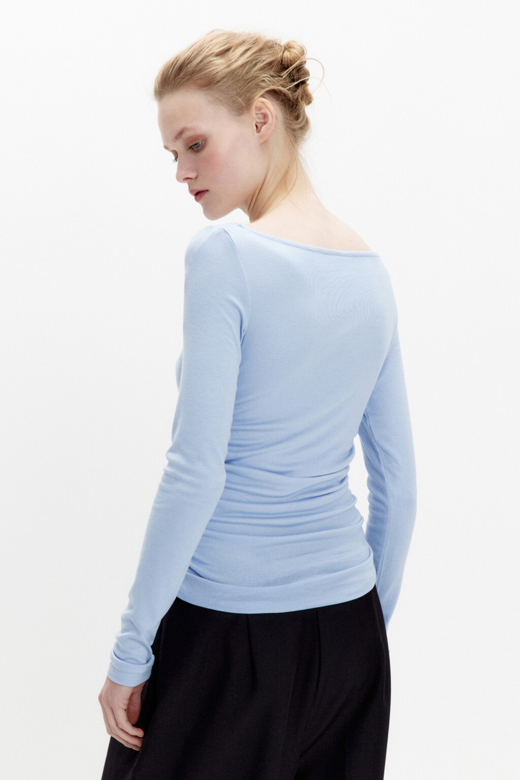 Лонгслив с вырезом-лодочкой и драпировками - цвет голубой - 4