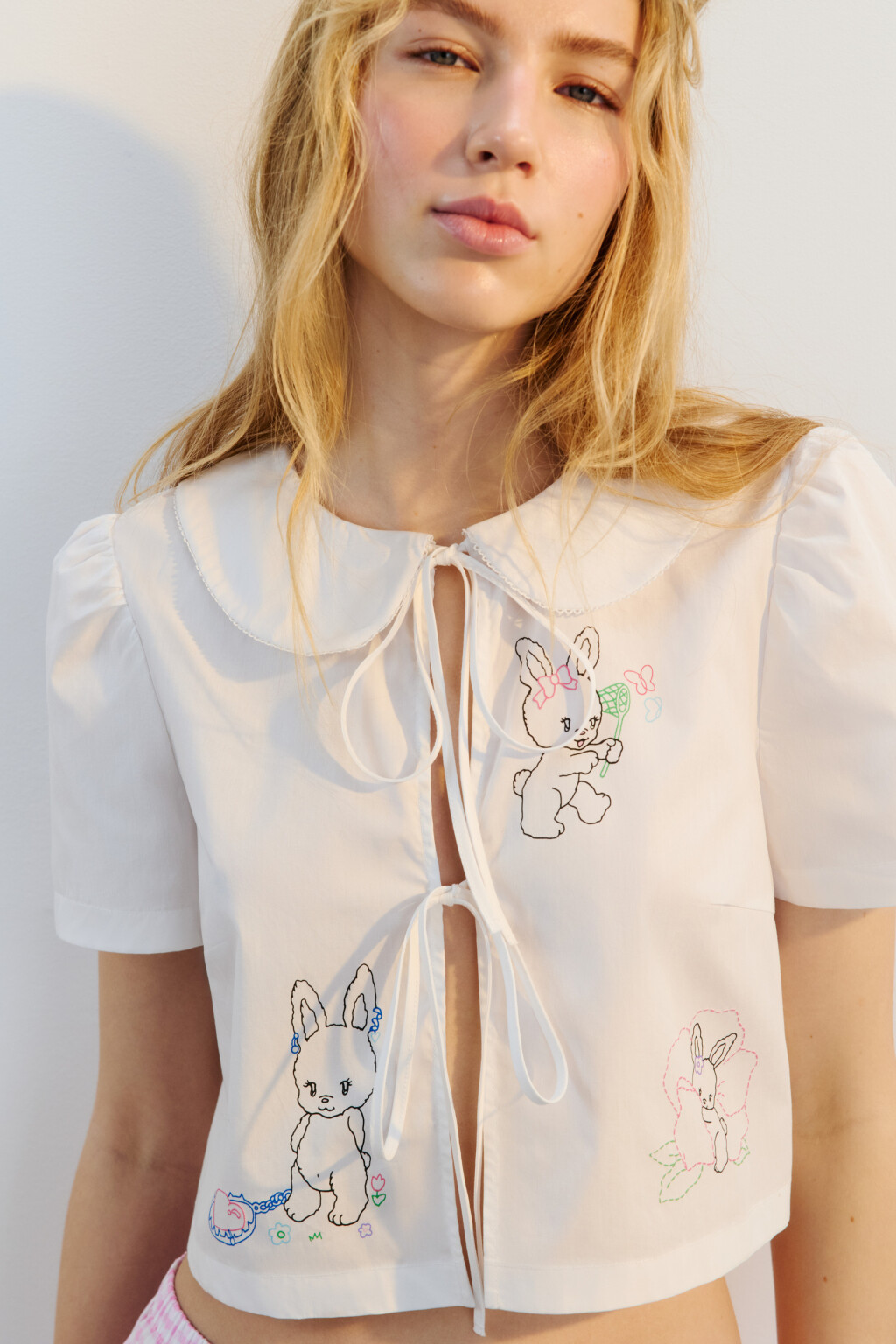 Блузка на завязках с воротником и принтом - цвет белый - 2