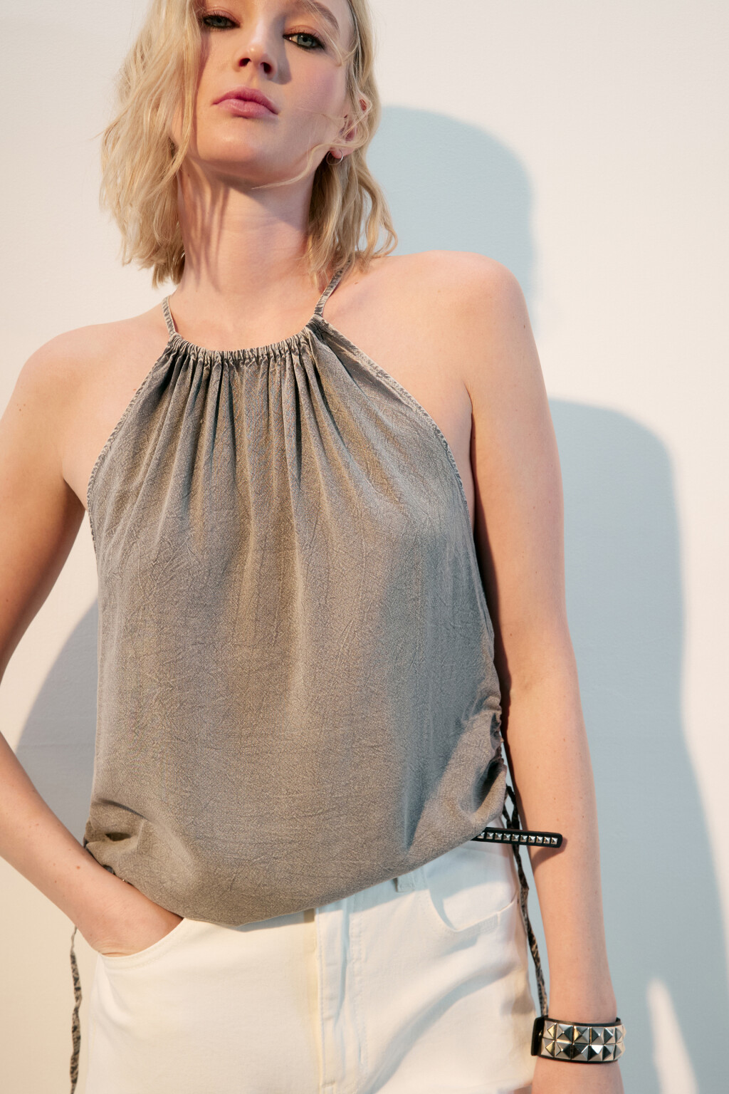 Майка-топ вискозная с завязками по бокам - цвет серый - 2