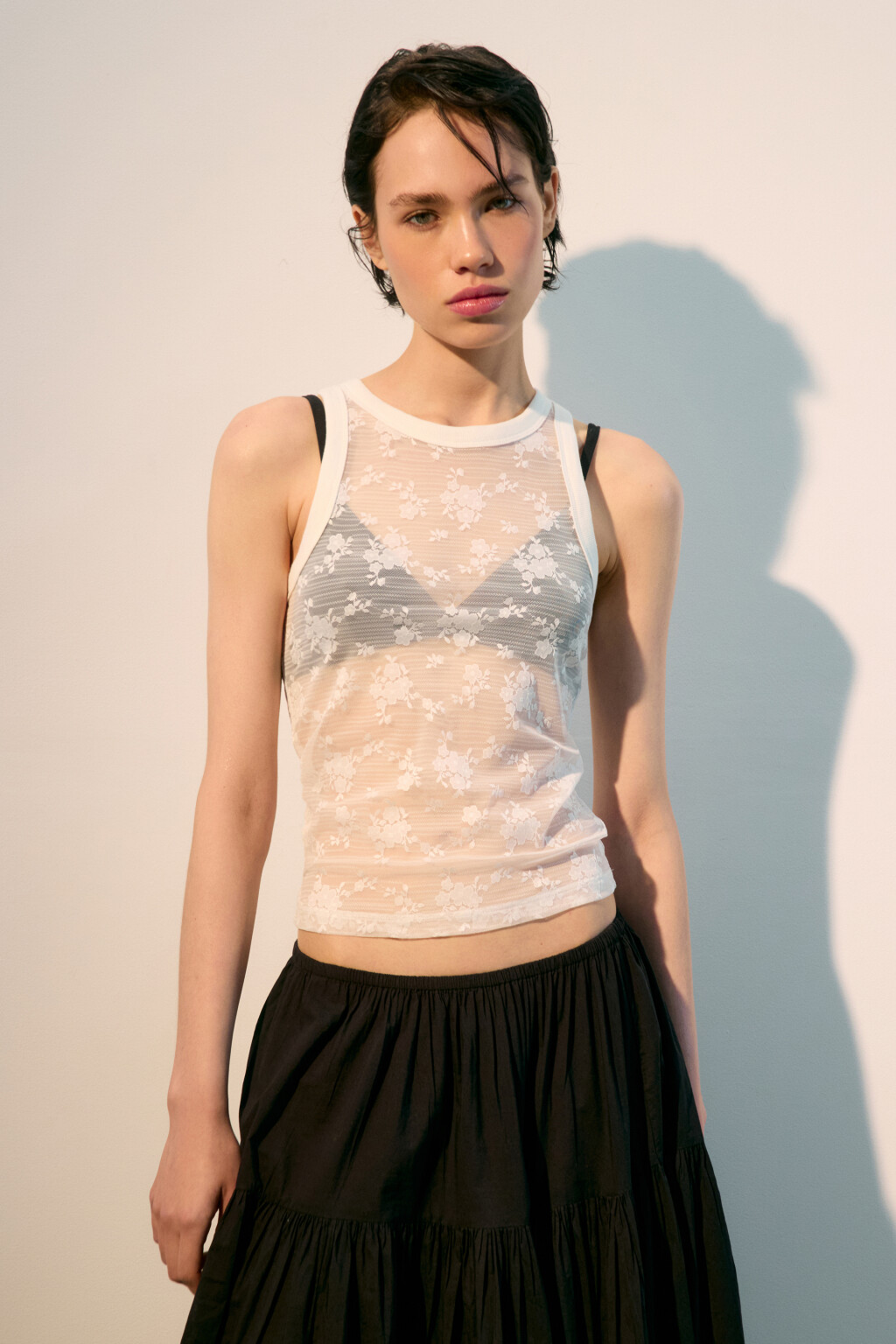 Майка облегающая из сетки с кружевом - цвет белый - 2