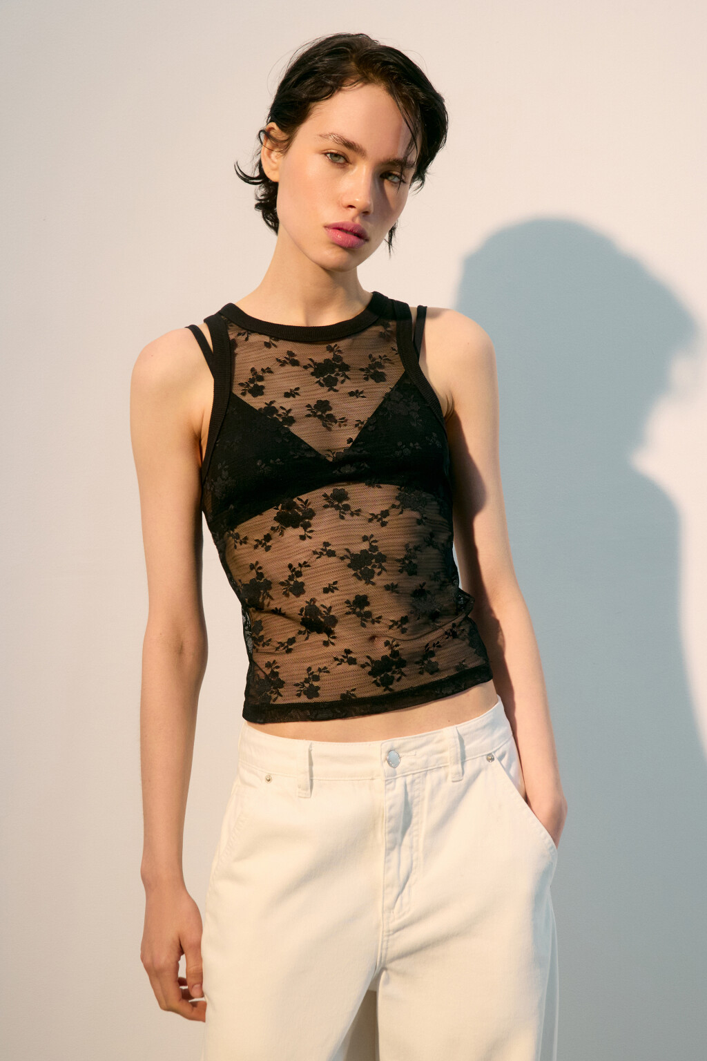 Майка облегающая из сетки с кружевом - цвет черный - 2