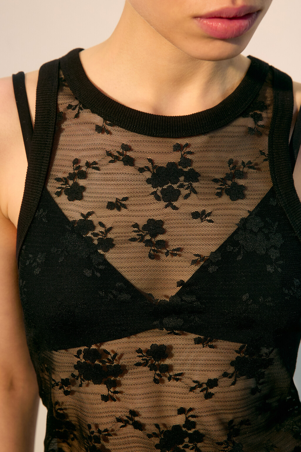 Майка облегающая из сетки с кружевом - цвет черный - 5