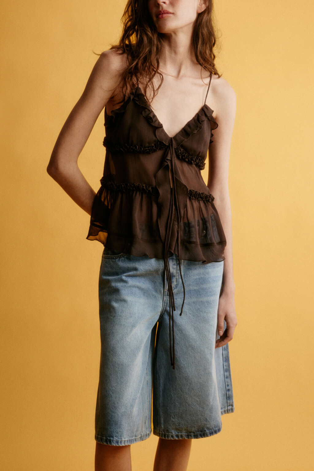 Топ шифоновый на бретельках с оборками - цвет черный - 2