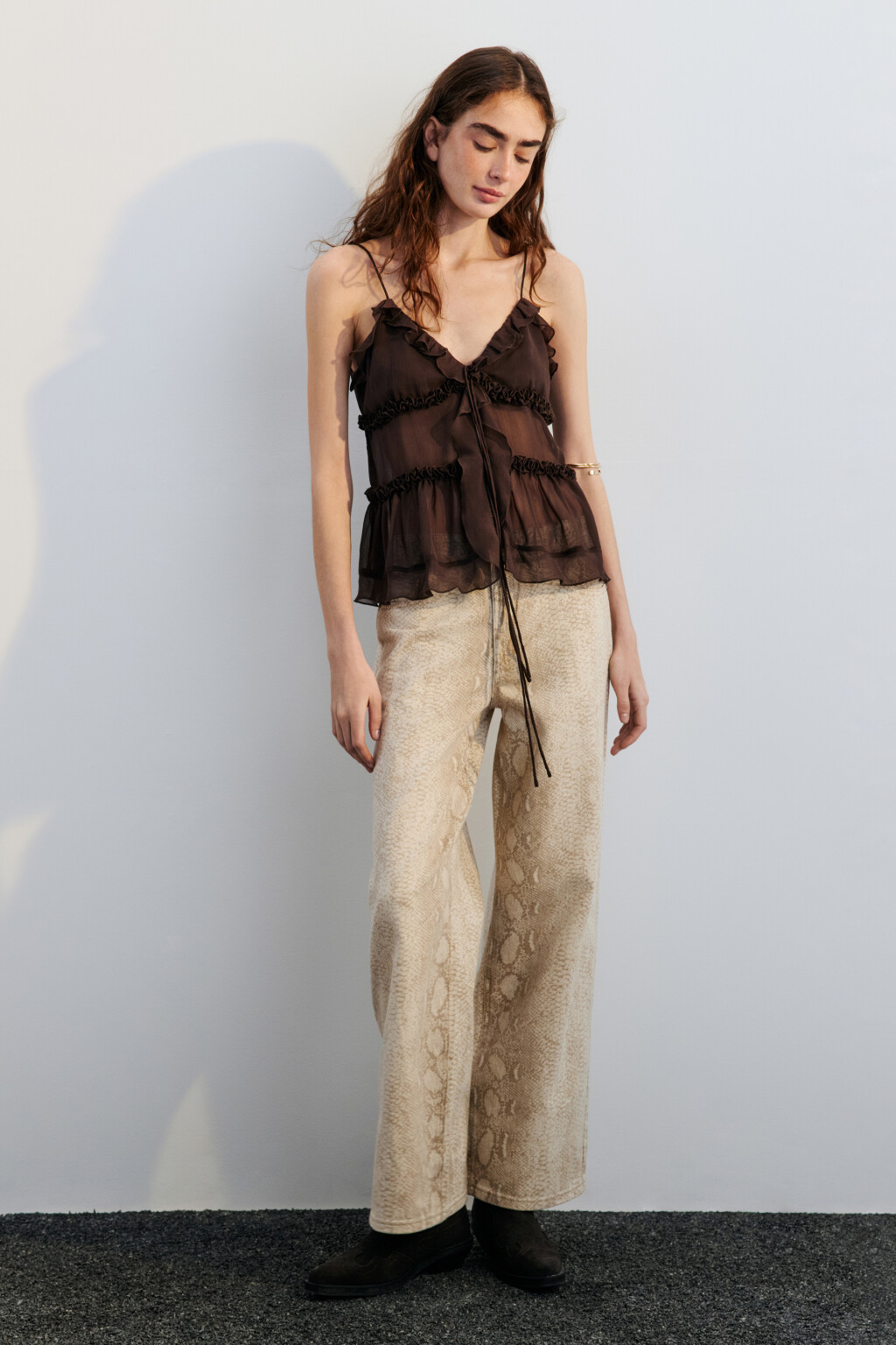 Топ шифоновый на бретельках с оборками - цвет черный - 5