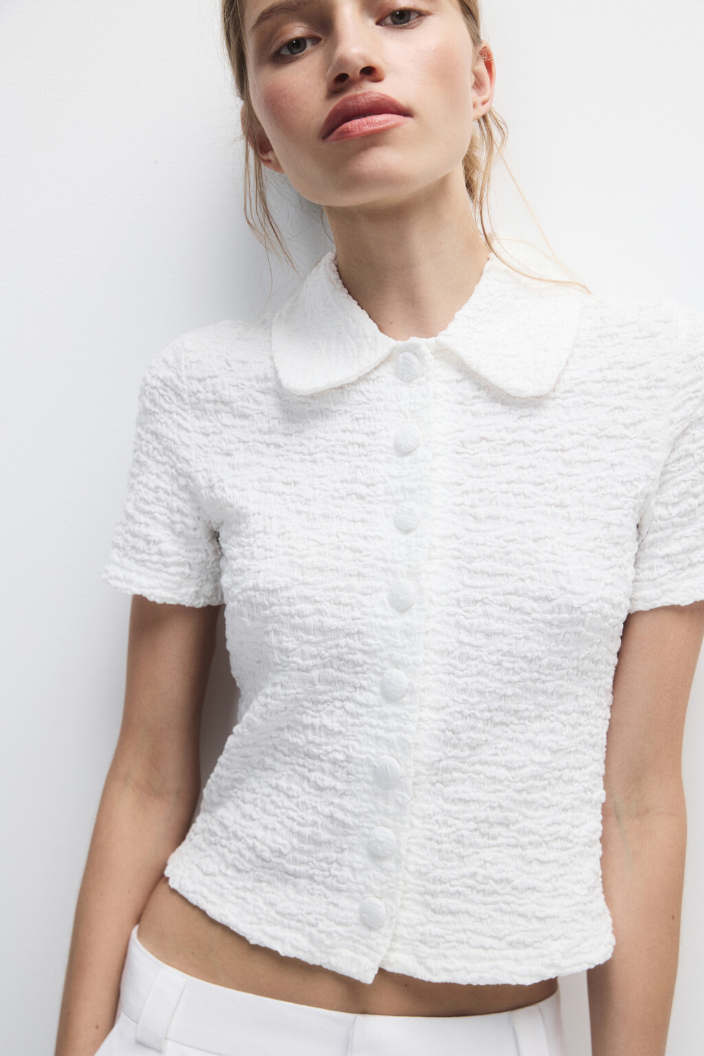 Блузка облегающая ажурная на пуговицах - цвет белый - 1