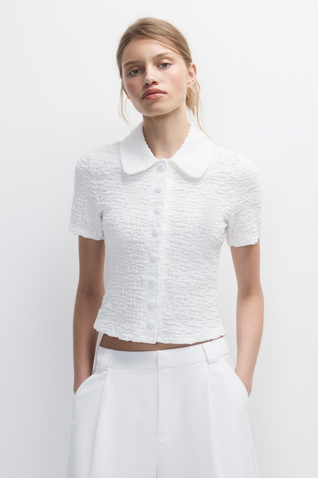 Блузка облегающая ажурная на пуговицах - цвет белый - 3