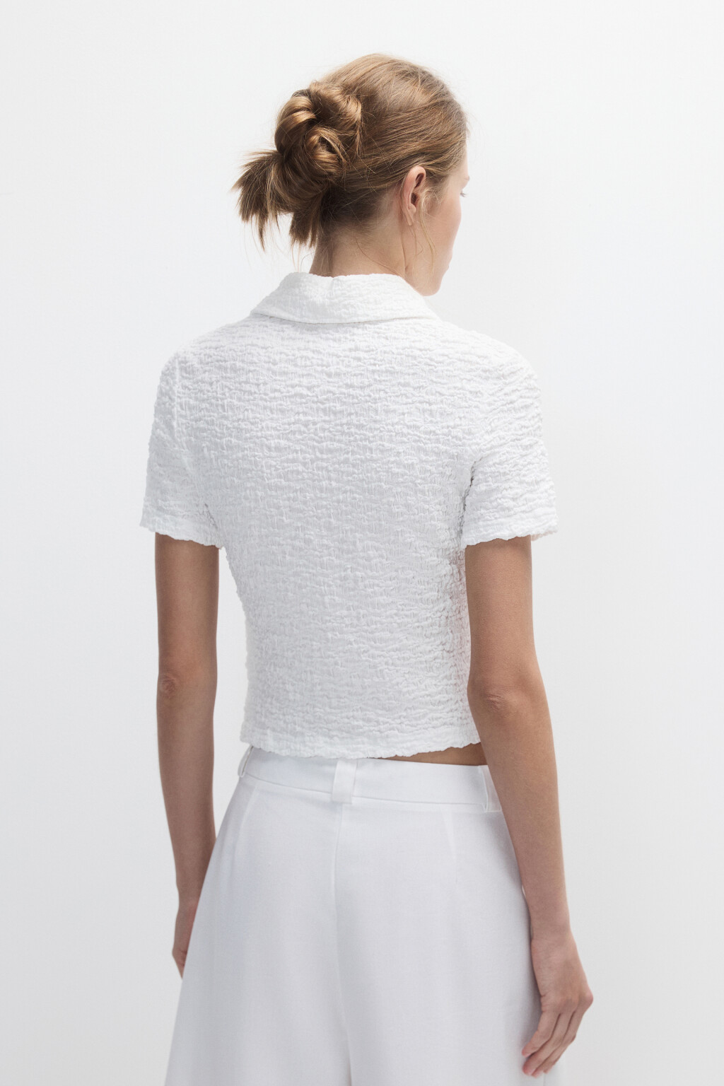 Блузка облегающая ажурная на пуговицах - цвет белый - 4