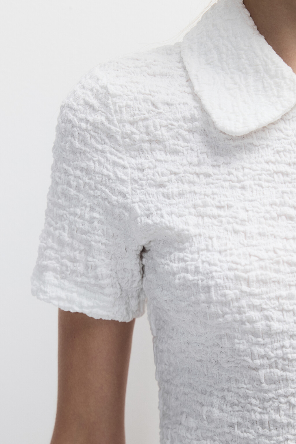 Блузка облегающая ажурная на пуговицах - цвет белый - 7