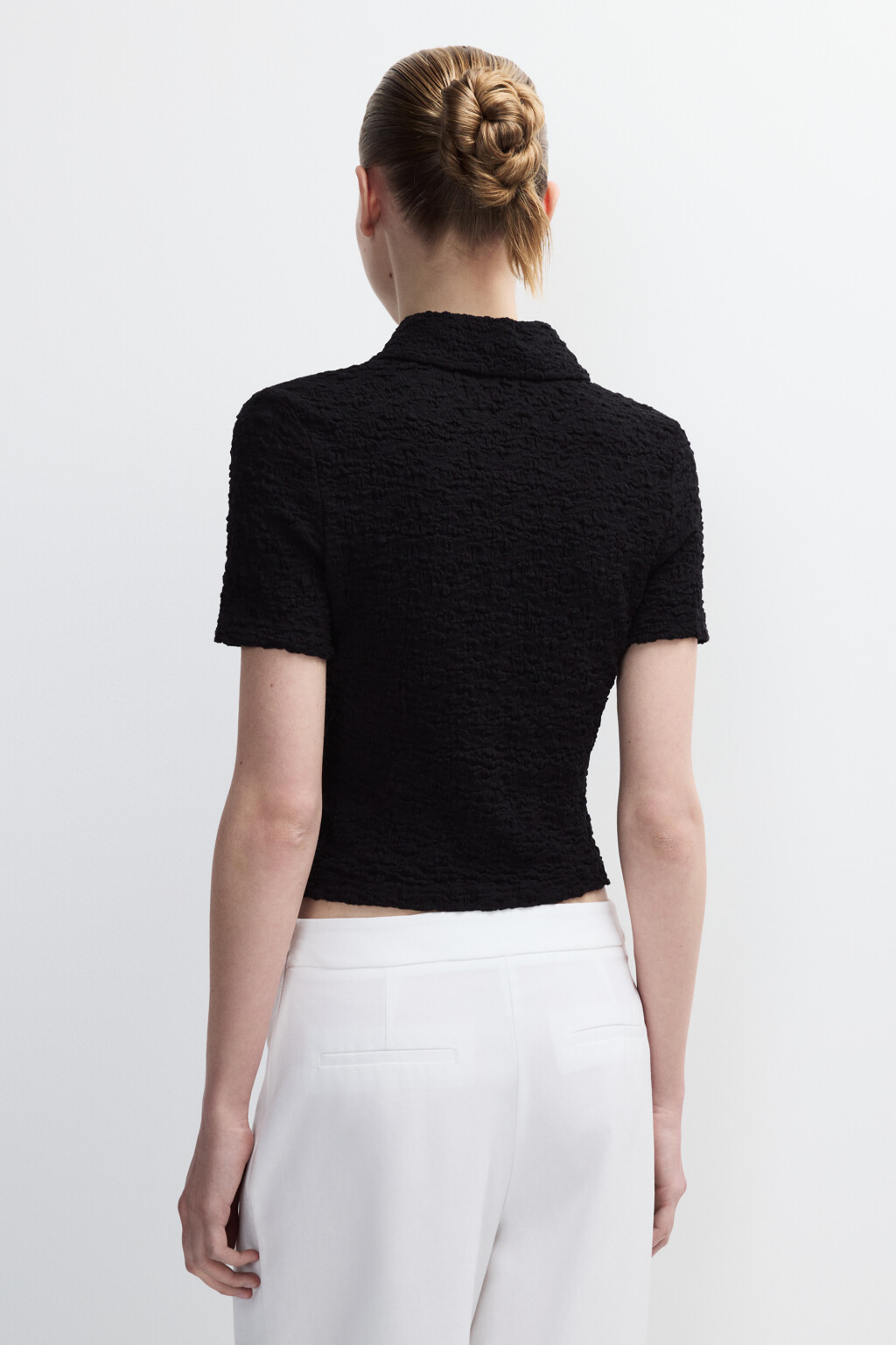 Блузка облегающая ажурная на пуговицах - цвет черный - 3