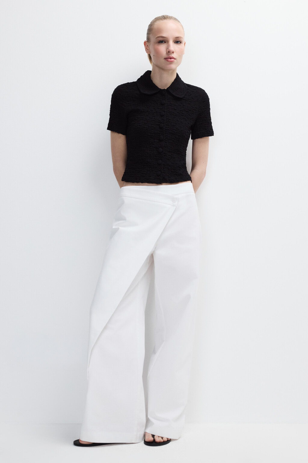 Блузка облегающая ажурная на пуговицах - цвет черный - 4