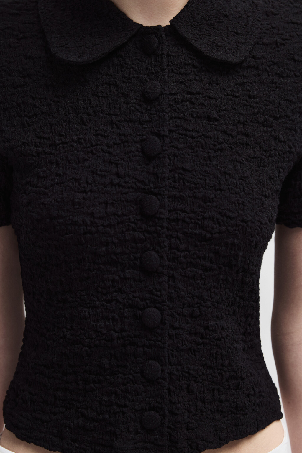 Блузка облегающая ажурная на пуговицах - цвет черный - 5