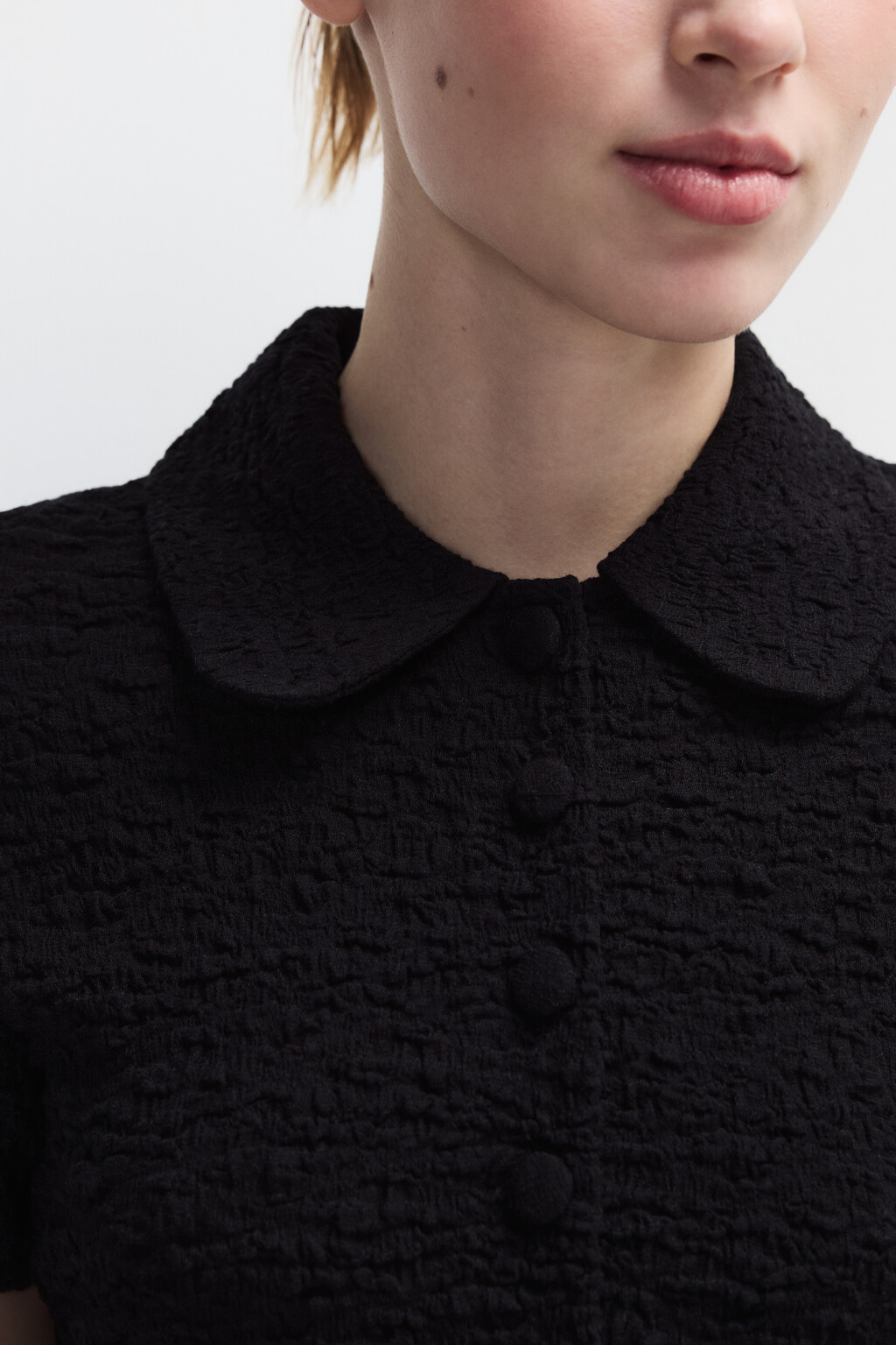 Блузка облегающая ажурная на пуговицах - цвет черный - 6