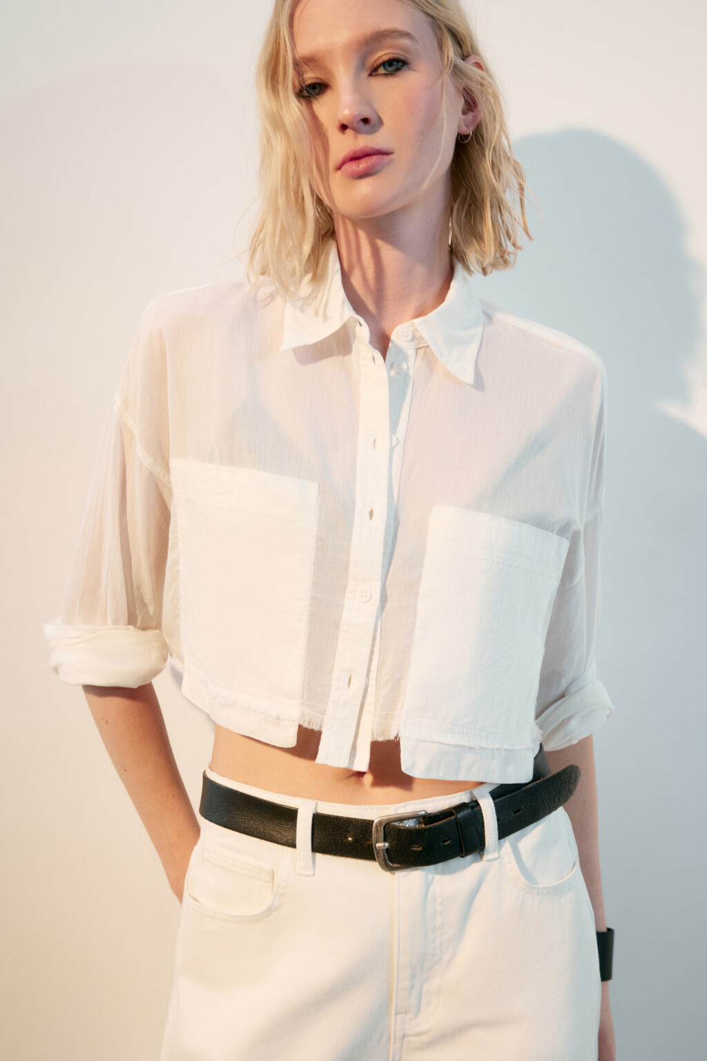 Рубашка укороченная с накладными карманами - цвет белый - 2