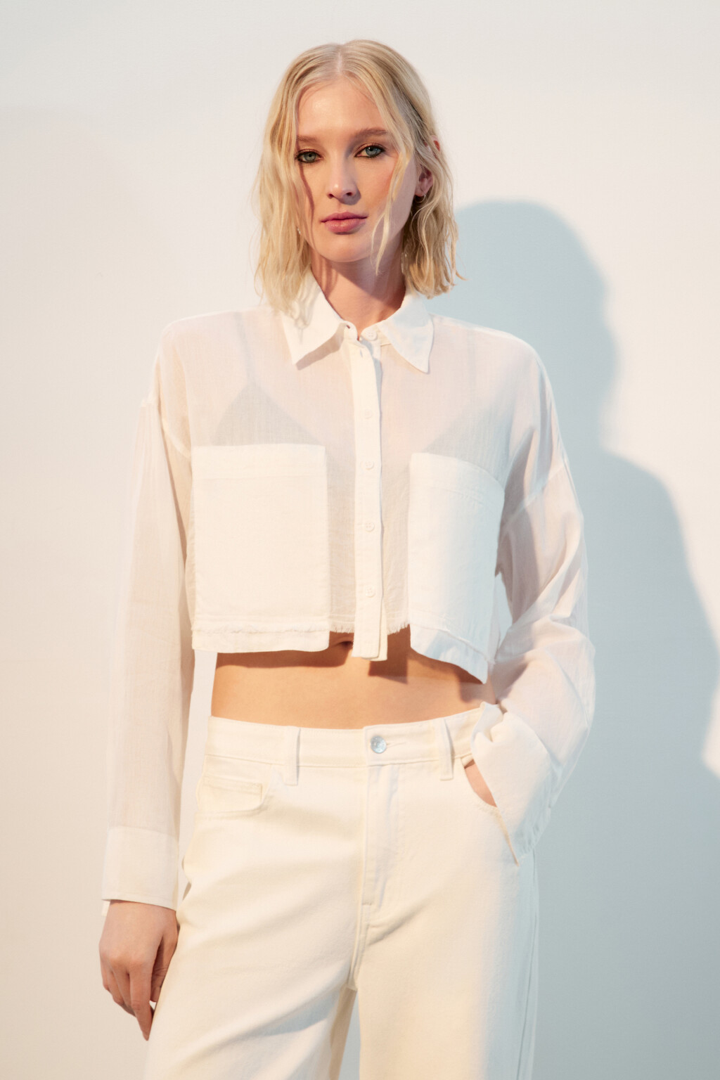 Рубашка укороченная с накладными карманами - цвет белый - 3