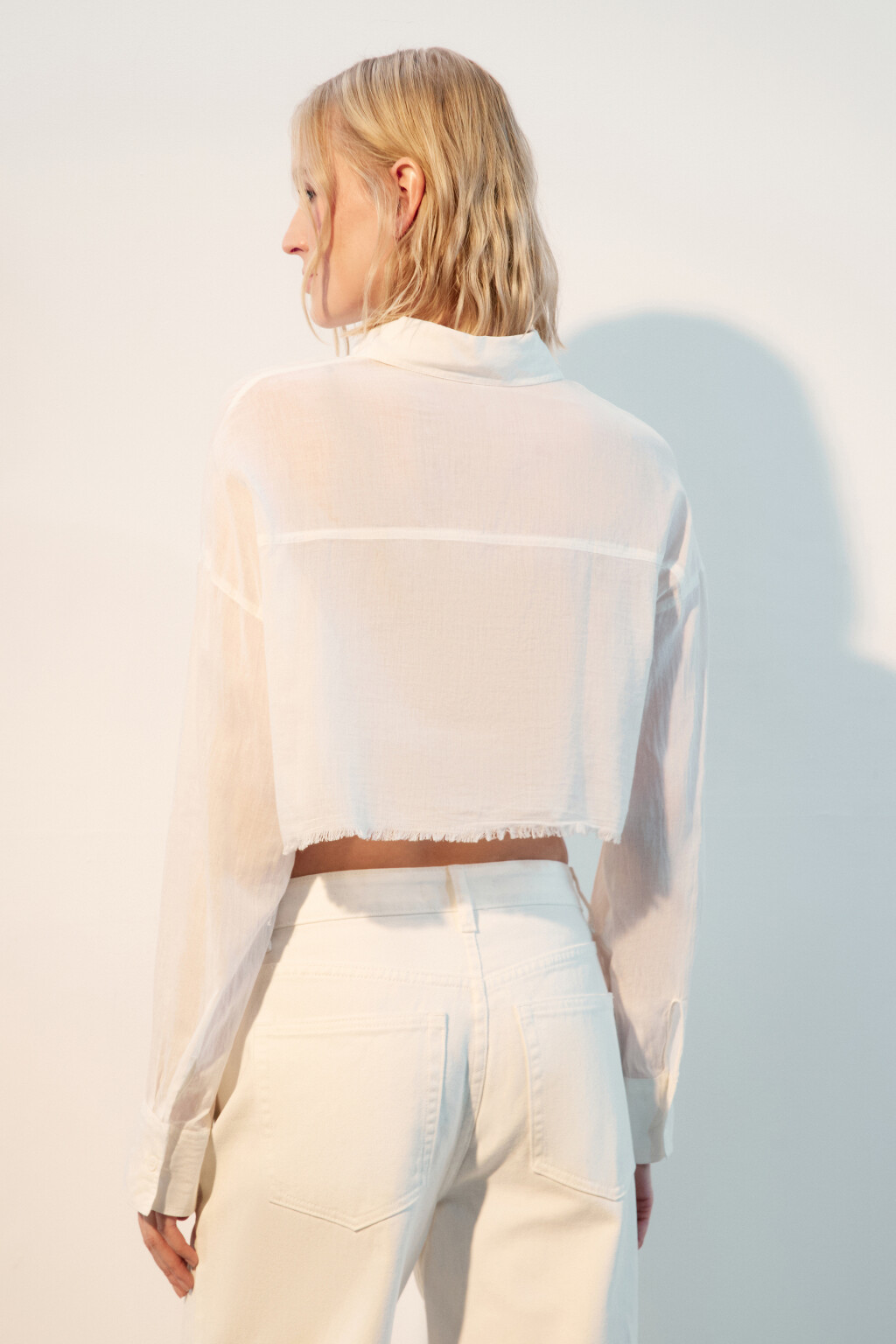 Рубашка укороченная с накладными карманами - цвет белый - 4