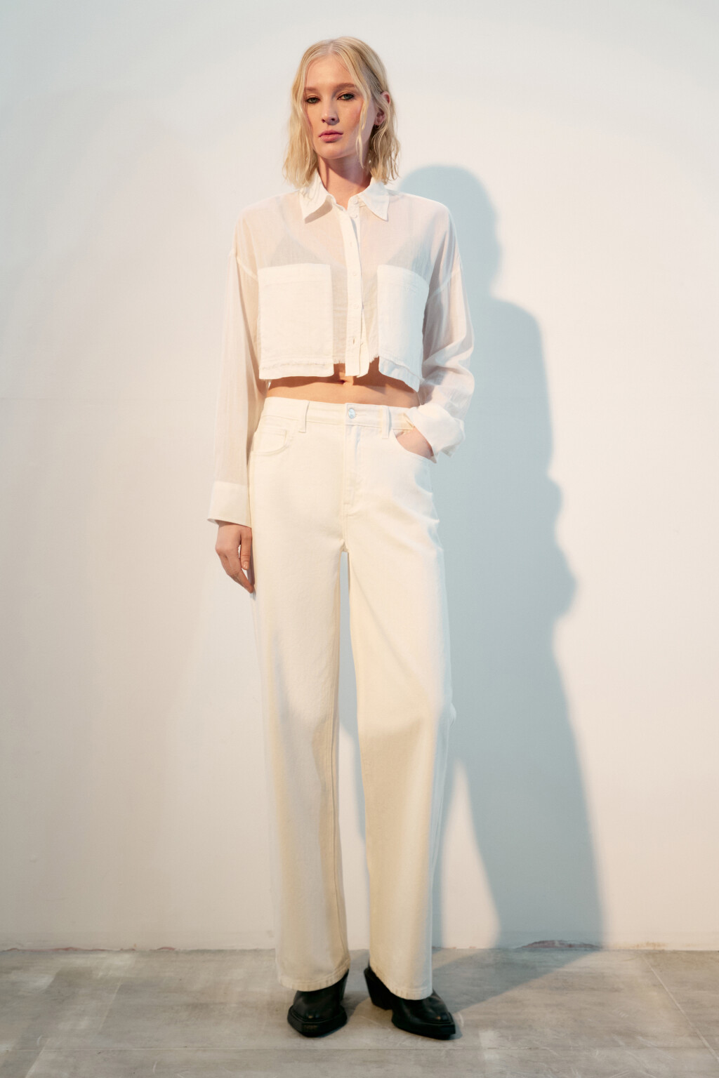 Рубашка укороченная с накладными карманами - цвет белый - 5