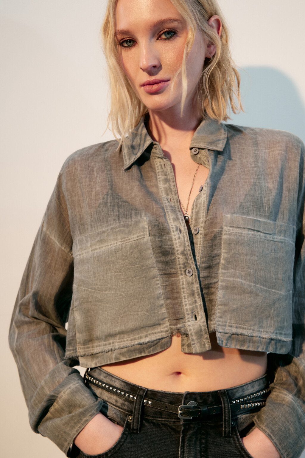 Рубашка укороченная с накладными карманами - цвет серый - 1