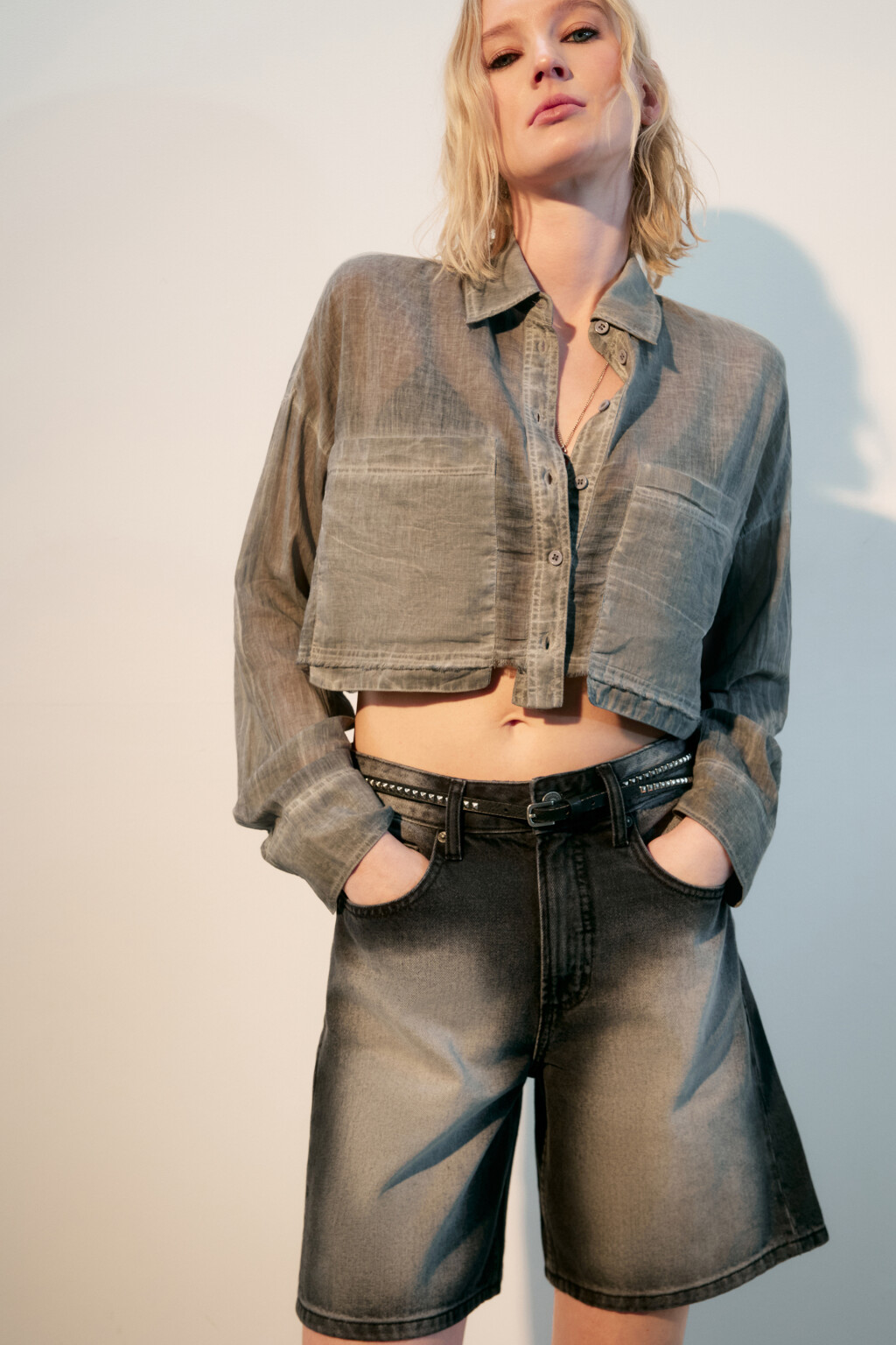 Рубашка укороченная с накладными карманами - цвет серый - 2