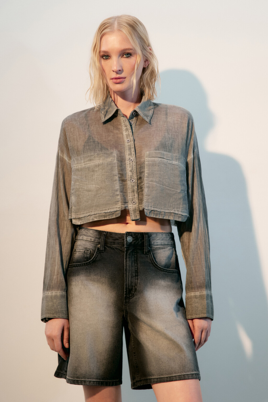 Рубашка укороченная с накладными карманами - цвет серый - 3