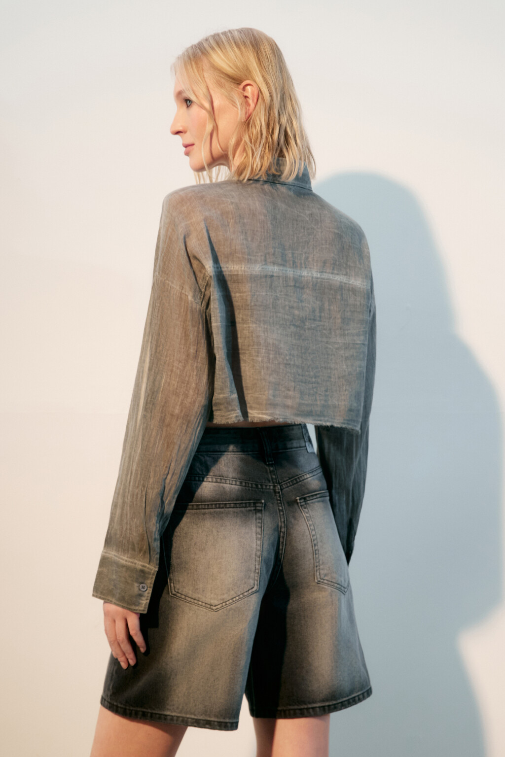 Рубашка укороченная с накладными карманами - цвет серый - 4