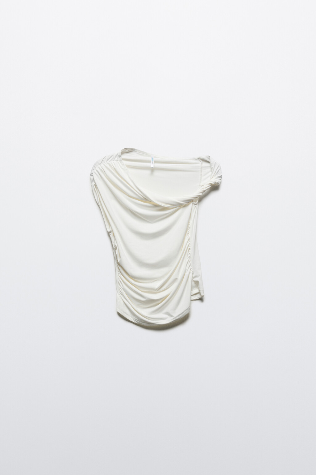 Блузка облегающая с открытым плечом и драпировкой - цвет белый - 7