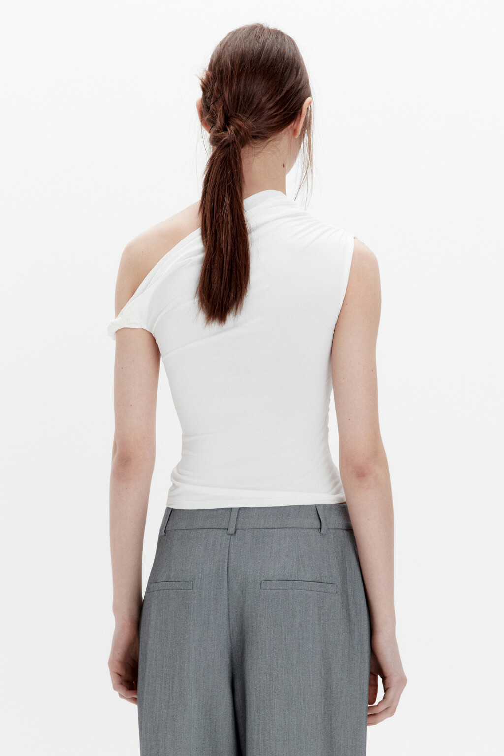 Блузка облегающая с открытым плечом и драпировкой - цвет белый - 2