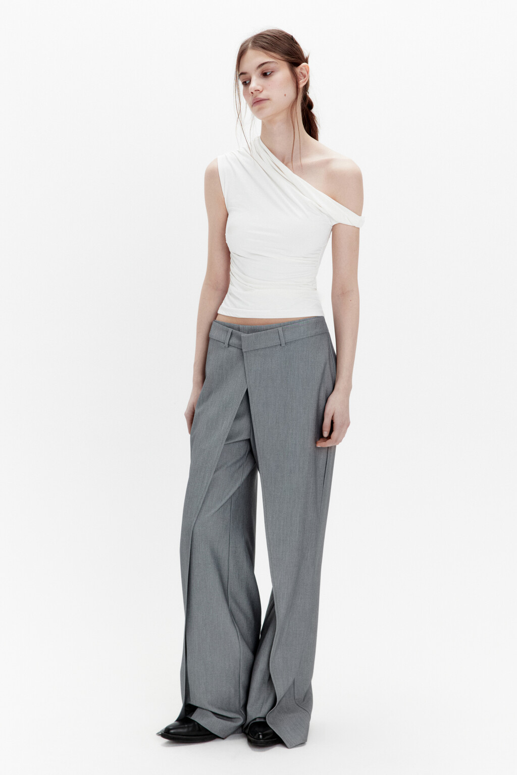 Блузка облегающая с открытым плечом и драпировкой - цвет белый - 3