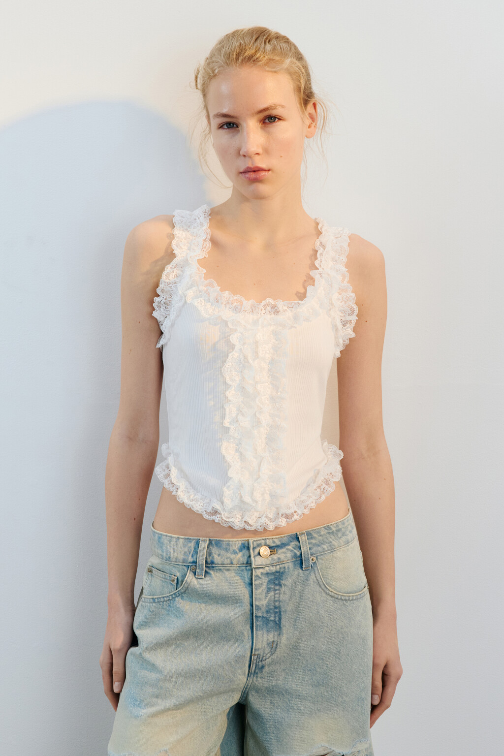 Топ-майка с кружевом и оборками - цвет белый - 3