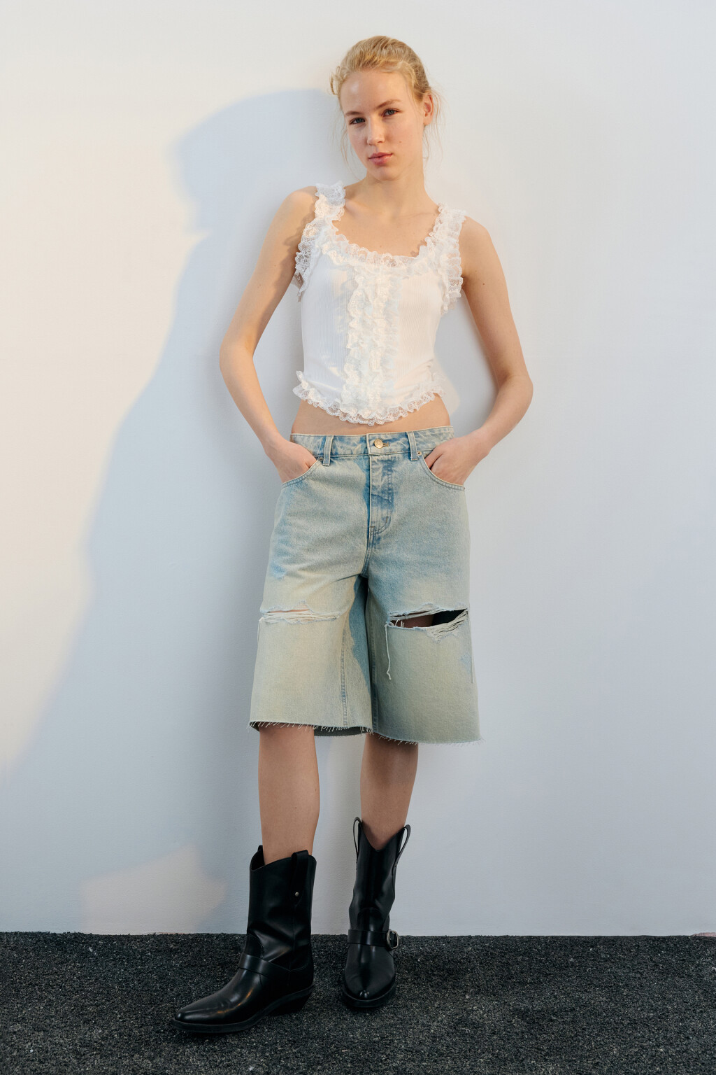 Топ-майка с кружевом и оборками - цвет белый - 5