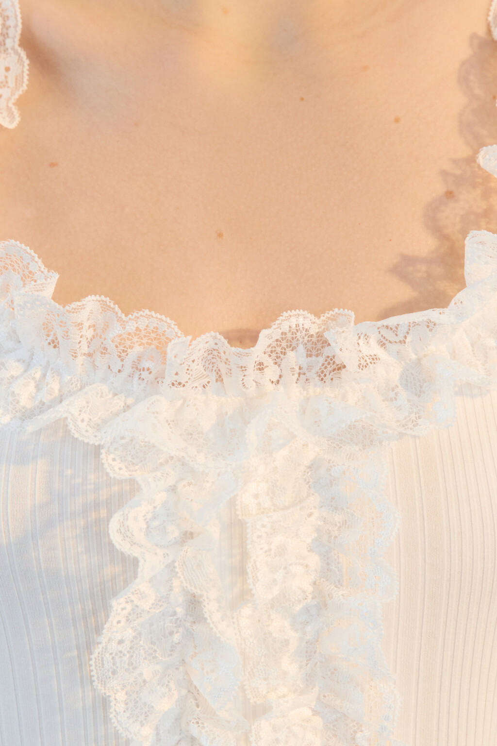 Топ-майка с кружевом и оборками - цвет белый - 6
