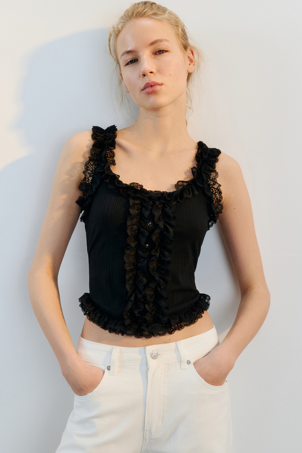 Топ-майка с кружевом и оборками - цвет черный - 1