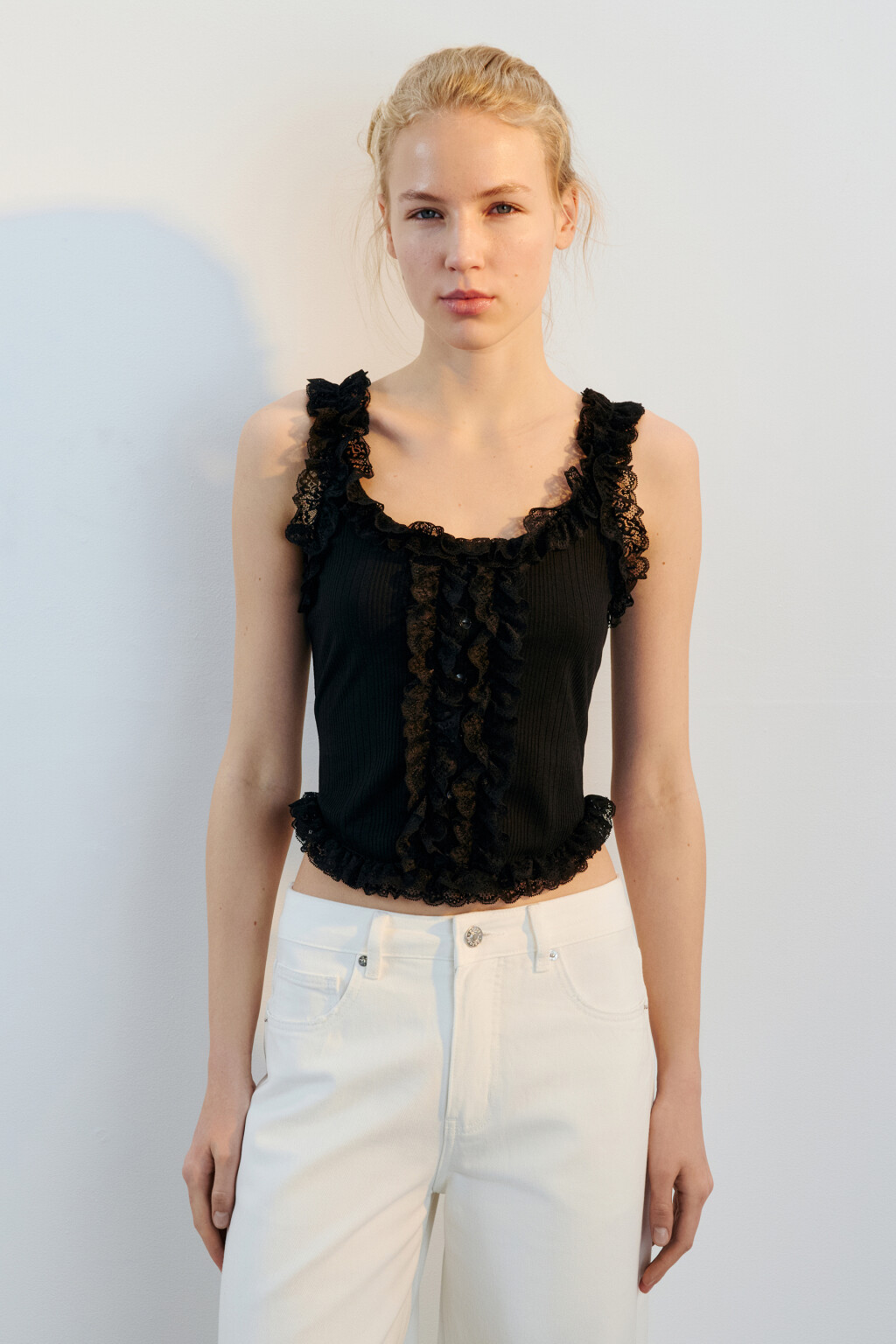 Топ-майка с кружевом и оборками - цвет черный - 2