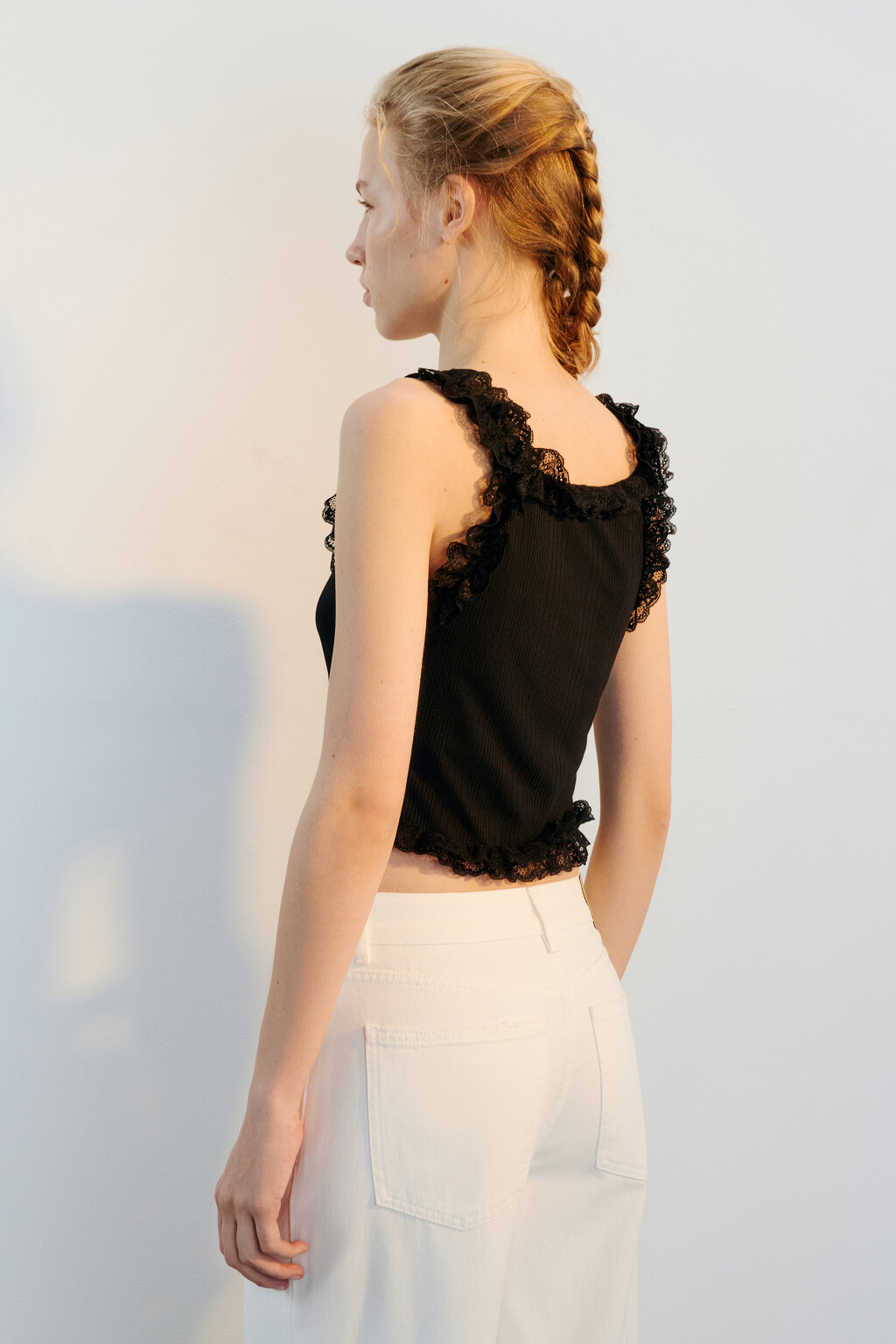 Топ-майка с кружевом и оборками - цвет черный - 3