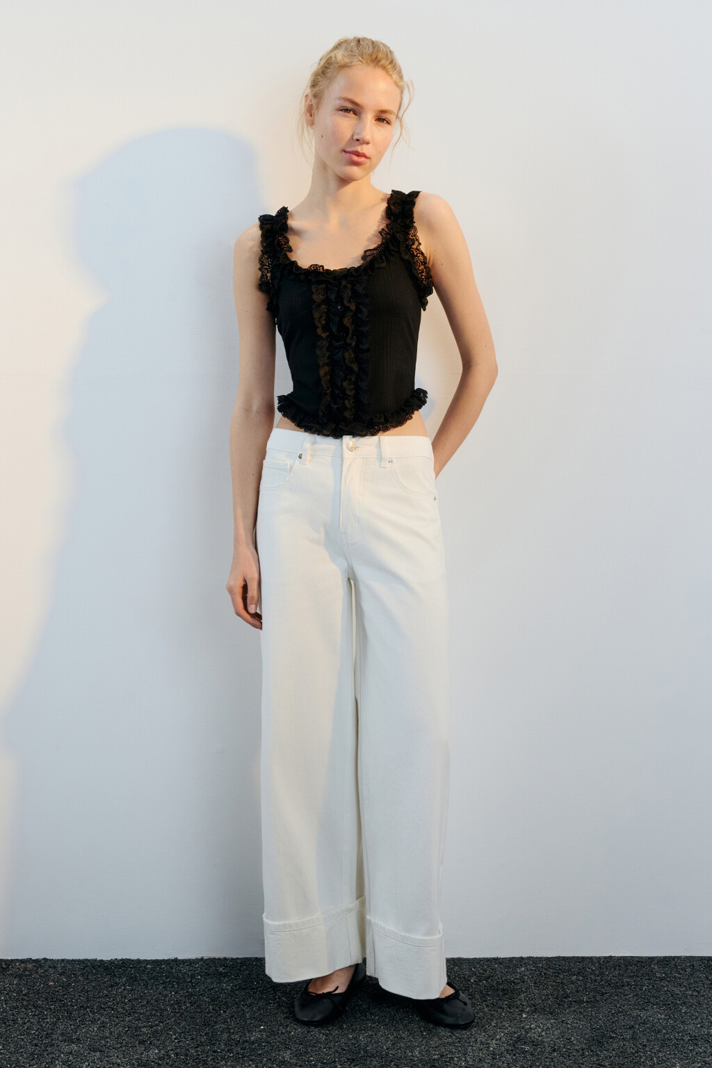 Топ-майка с кружевом и оборками - цвет черный - 4