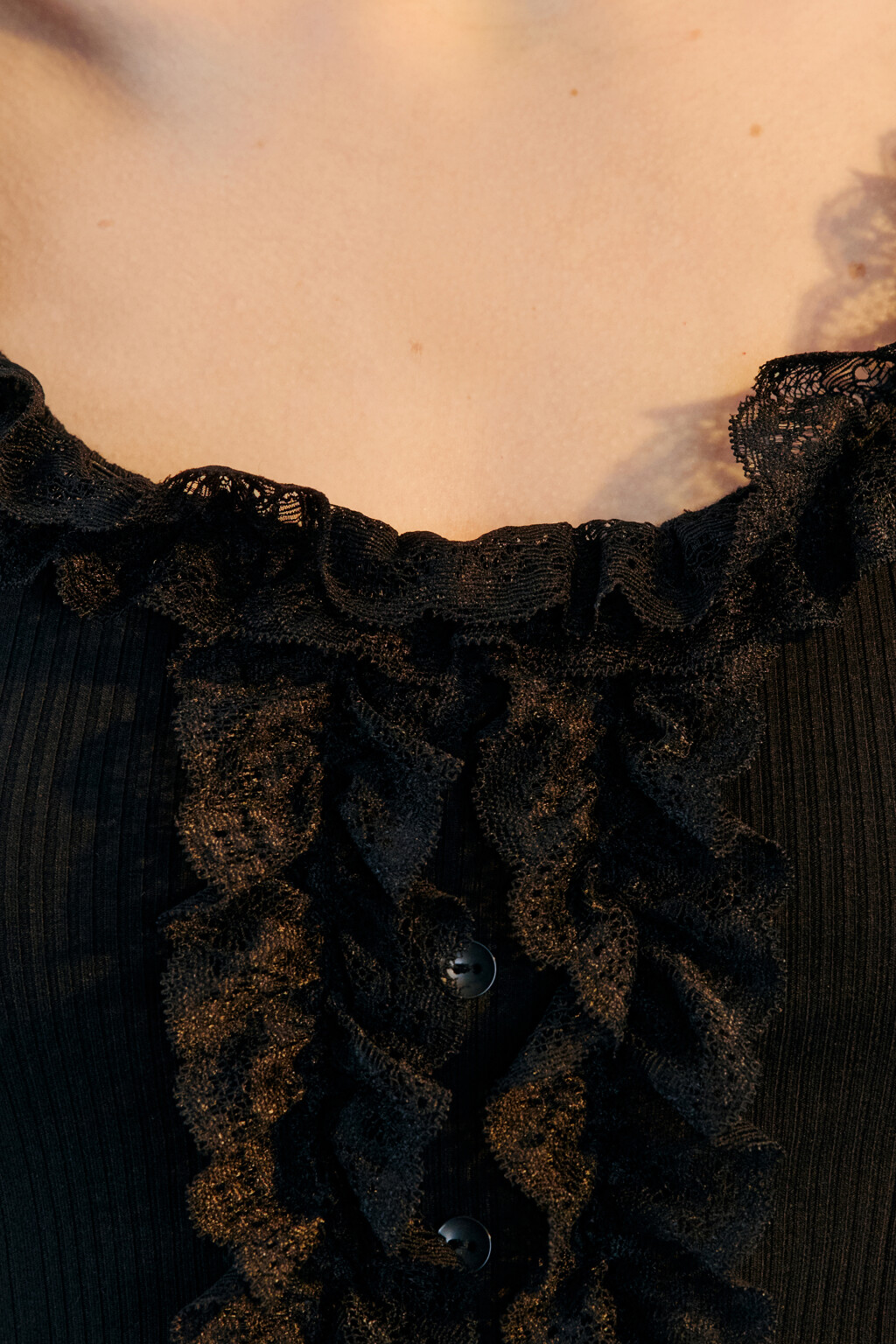 Топ-майка с кружевом и оборками - цвет черный - 5