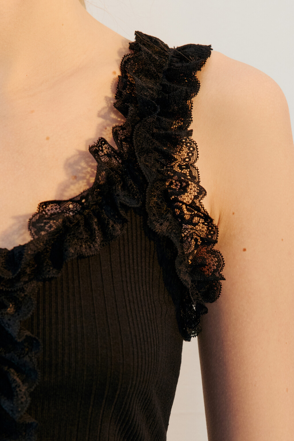 Топ-майка с кружевом и оборками - цвет черный - 6