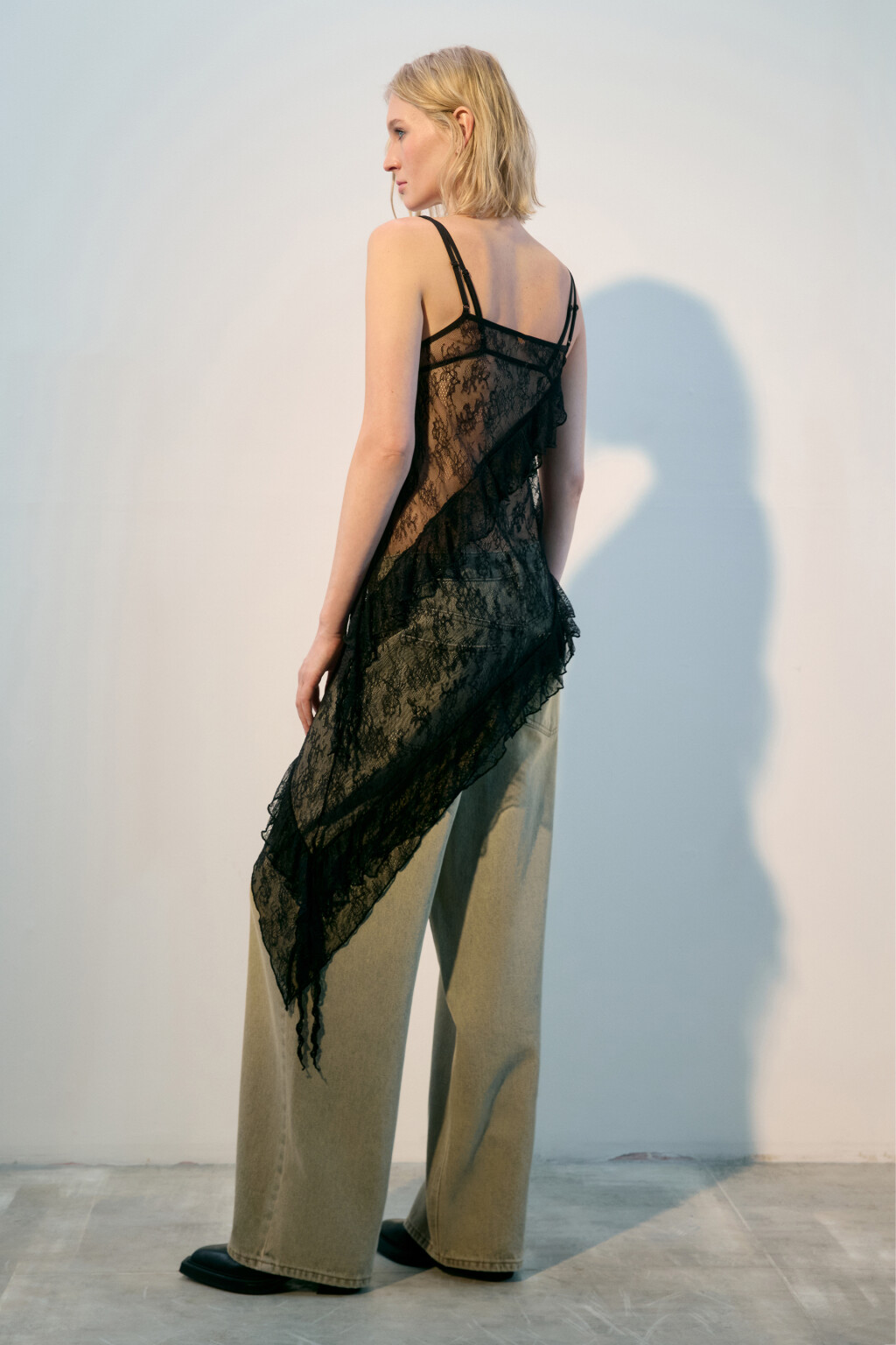 Блузка кружевная асимметричная с воланами - цвет черный - 5