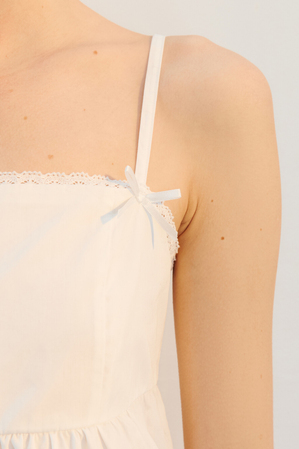 Топ на бретельках с баской и бантиками - цвет белый - 7