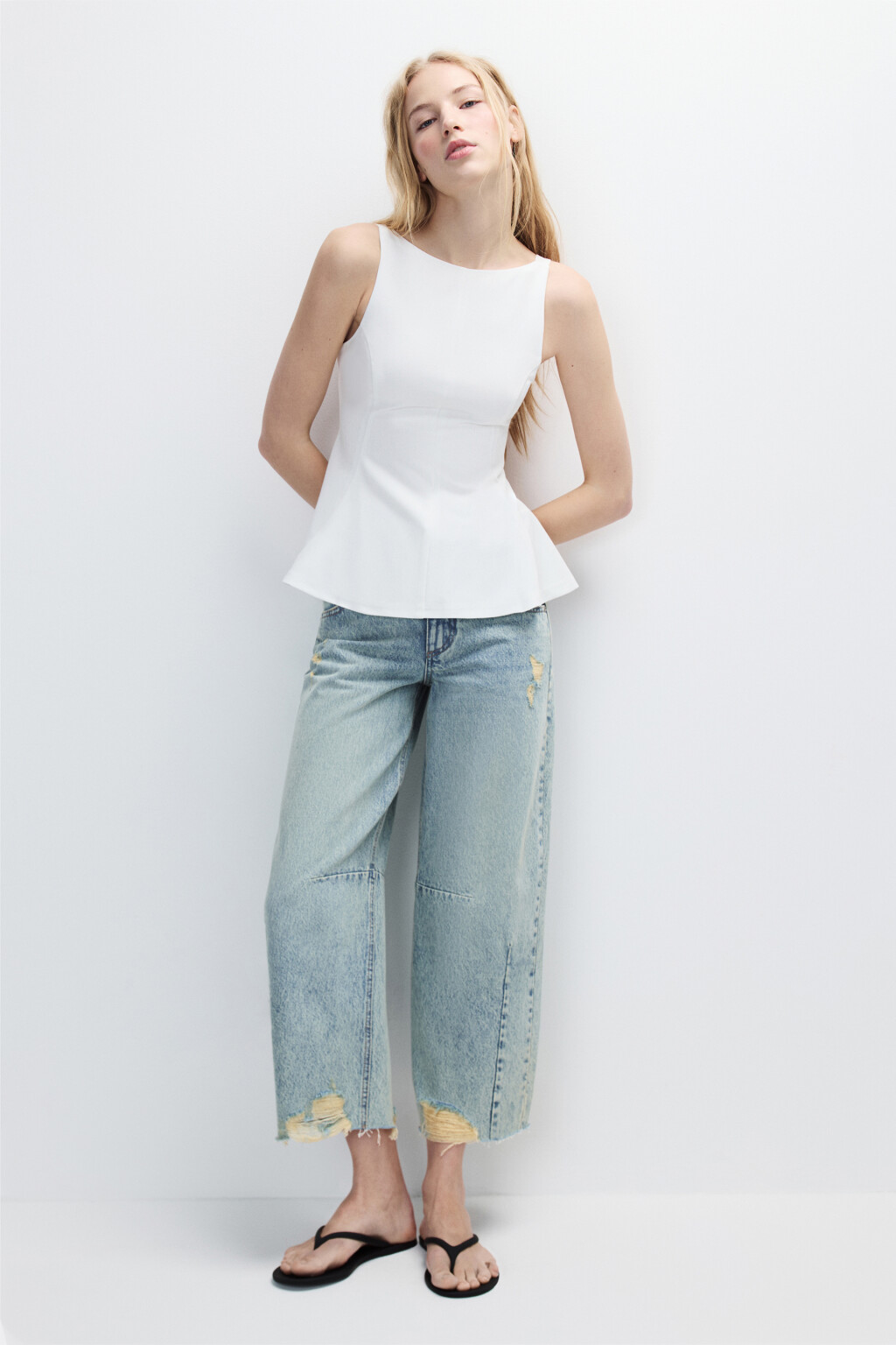 Топ с баской и бантом на спине - цвет белый - 3