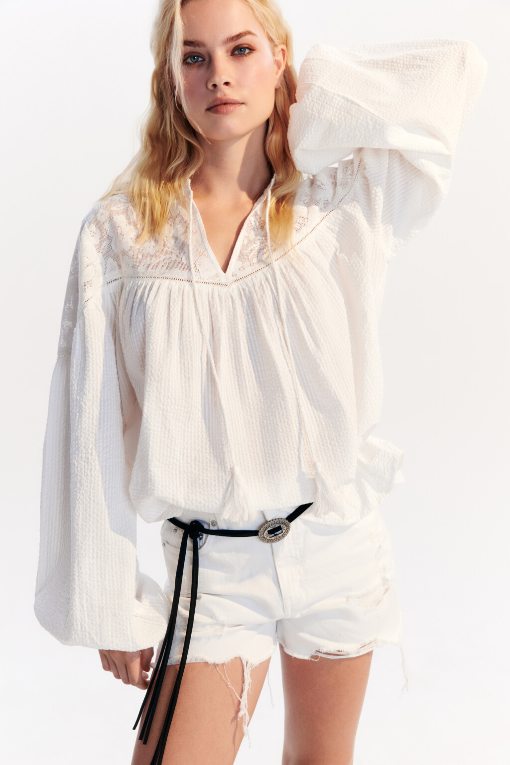 Блузка с завязками и кисточками - цвет белый - 1