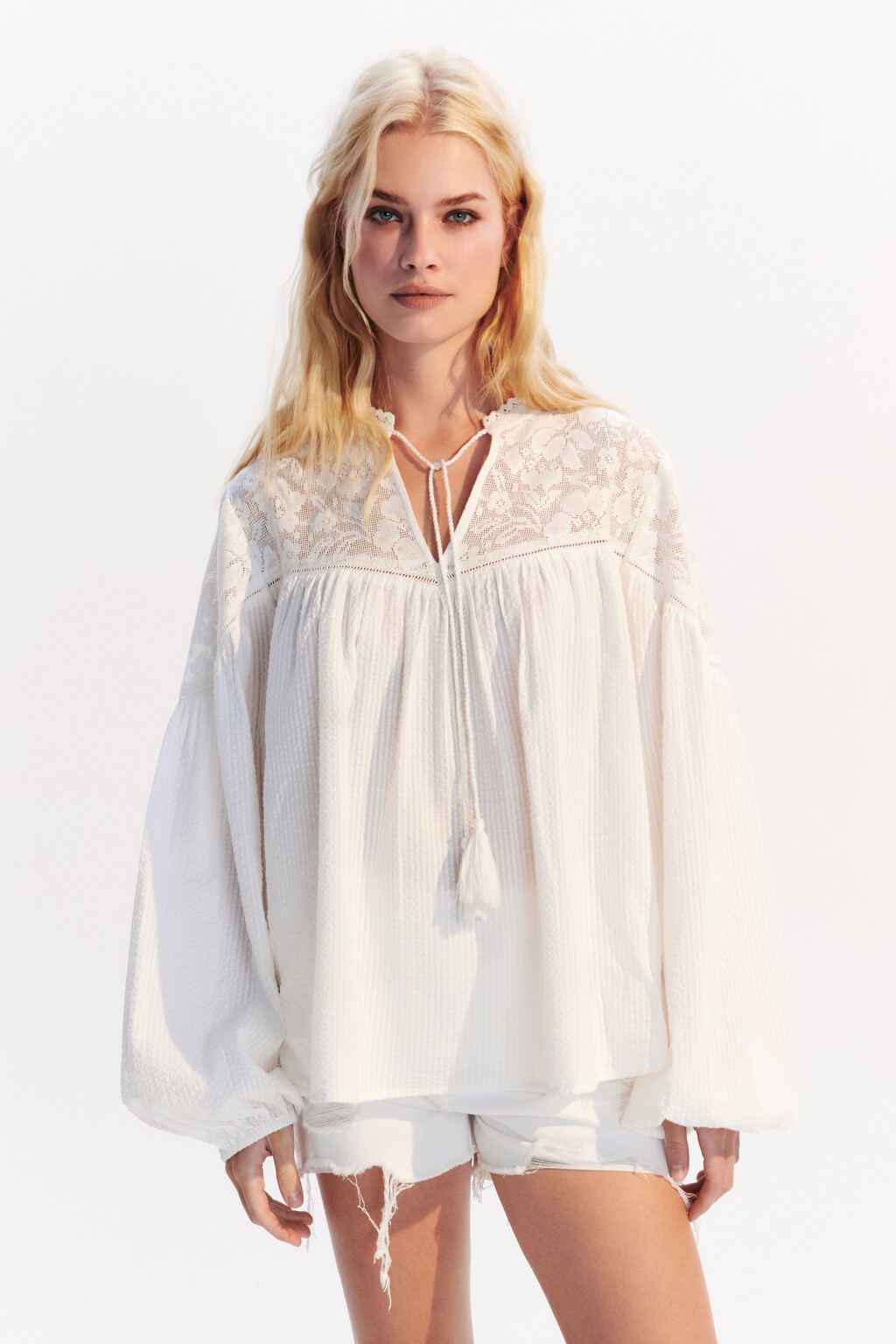 Блузка с завязками и кисточками - цвет белый - 2