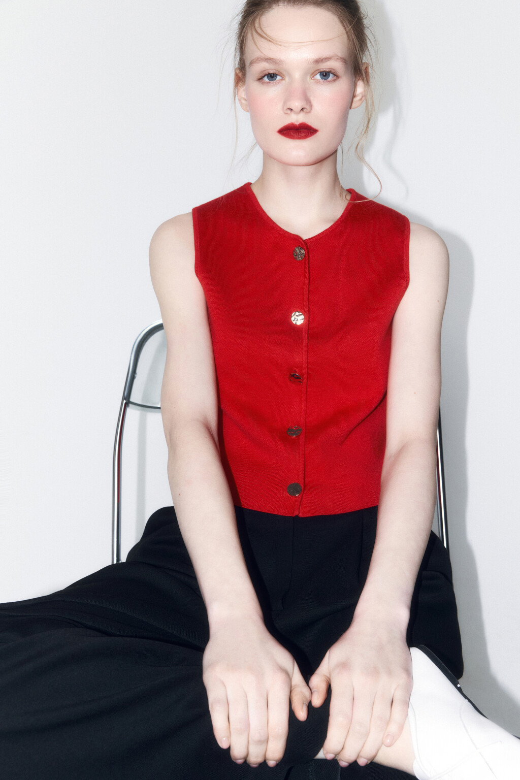 Жилет короткий трикотажный на пуговицах - цвет красный - 1