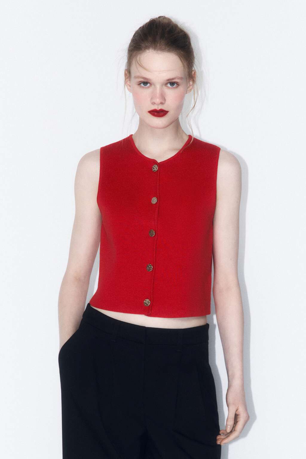 Жилет короткий трикотажный на пуговицах - цвет красный - 2
