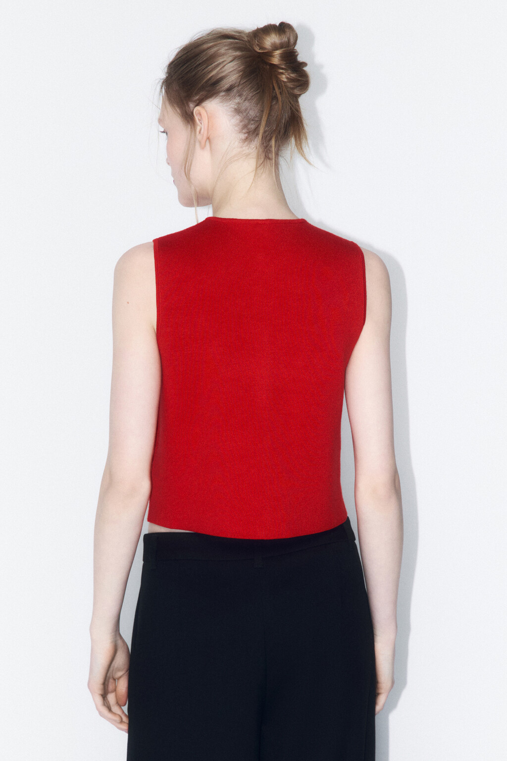 Жилет короткий трикотажный на пуговицах - цвет красный - 3